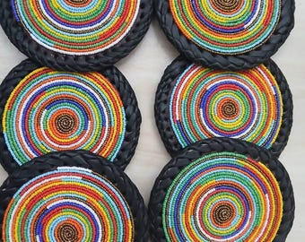 Set mit 6 handgefertigten kenianischen Leder-Untersetzern mit Massai-Perlen - Afrikanisches Wohndekor