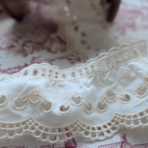 Volant ricamato in cotone ecru vintage da 290 cm, con finiture traforate, merceria vintage, cucito francese.