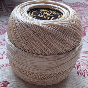Bobina de hilo de algodón vintage DMC 50 (color crudo/marfil), hilo de mercería vintage para encaje de bolillos y ganchillo, fabricado en Francia.