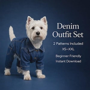Può includere: Un West Highland Terrier bianco indossa un completo in denim blu. Il completo include una giacca e pantaloni. Il testo sull'immagine recita "Denim Outfit Set", "2 Patterns Included", "XS-XXL", "Beginner Friendly" e "Instant Download".