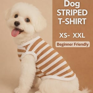 以下が含まれることがあります： 茶色と白のストライプのTシャツを着た小さな白い犬。画像には「Dog Striped T-Shirt」と「XS-XXL」というテキストが含まれています。背景は無地のライトブラウンです。
