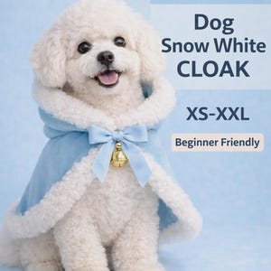 Puede incluir: Un perro blanco y esponjoso con una capa azul claro con ribete blanco y un lazo a juego. La capa tiene una campana dorada y está etiquetada como "Dog Snow White CLOAK" con tallas "XS-XXL". La imagen también incluye el texto "PDF Pattern" y "Beginner Friendly".