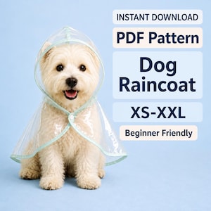 Può includere: Un impermeabile per cani in plastica trasparente con bordo verde chiaro e cappuccio, indossato da un piccolo cane bianco. Il testo recita: INSTANT DOWNLOAD, PDF Pattern, Dog Raincoat, XS-XXL, Beginner Friendly. Dotato di chiusura a pressione.