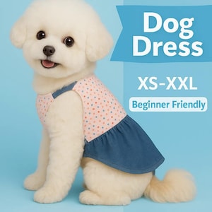 Op de afbeelding: Een pluizige witte hond draagt een roze polkadot en blauwe denim hondenjurk. De afbeelding bevat de tekst "Dog Dress", "XS-XXL" en "Beginner Friendly" op een lichtblauwe achtergrond.