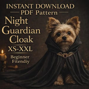 Może przedstawiać: Mały pies w czarnym płaszczu z ozdobnym zapięciem. Obraz zawiera tekst "NATYCHMIASTOWE POBIERANIE - Wzór PDF" i "Night Guardian Cloak XS-XXL Beginner Fitendiy". Pies ma brązowe i rude futro.