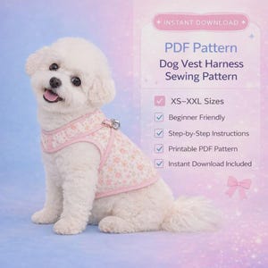 Op de afbeelding: Een kleine, witte hond draagt een roze bloemenharnas voor honden. De afbeelding bevat de tekst "PDF Pattern Dog Vest Harness Sewing Pattern" en "Instant Download". Het patroon is verkrijgbaar in XS-XXL maten en is beginnersvriendelijk.