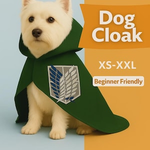 Puede incluir: Un perro blanco con una capa verde oscuro con un escudo. La capa tiene una capucha y un diseño en la espalda. El texto en la imagen dice "Dog Cloak", "XS-XXL" y "Beginner Friendly". El fondo es azul y naranja.