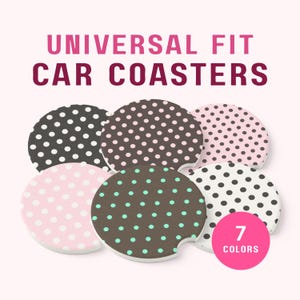 Puede incluir: Un conjunto de posavasos circulares para coche con varios patrones de lunares en negro, blanco, rosa y verde menta. El texto UNIVERSAL FIT CAR COASTERS aparece arriba y un c&iacute;rculo rosa con el texto 7 COLORS est&aacute; en la parte inferior derecha.
