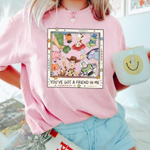Retro Toy Story Shirt, You've Got A Friend In Me Tee, Woody Jessie Buzz Lightyear Tee, Toy Story 5 afbeelding 4
