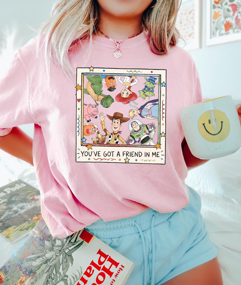 Retro Toy Story Shirt, You've Got A Friend In Me Tee, Woody Jessie Buzz Lightyear Tee, Toy Story 5 afbeelding 4