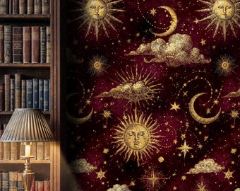 Puede incluir: Una habitación con un sofá de cuero burdeos, una estantería de madera y un papel pintado con un diseño celestial. El papel pintado presenta soles, lunas, estrellas y nubes doradas sobre un fondo rojo oscuro. Una lámpara descansa sobre una mesita de noche de madera.