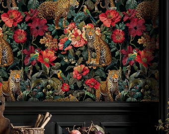 Pode incluir: Papel de parede com fundo escuro, apresentando um padrão repetido de leopardos, flores vermelhas e laranja e folhas verdes. O padrão também inclui papagaios. O papel de parede tem um tema de selva vintage.