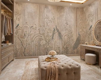Puede incluir: Un vestidor con un gran otomano beige capitoné en el centro, un tocador con espejo redondo y papel pintado con pavos reales y motivos florales. La habitación incluye una lámpara de araña de cristal, una alfombra beige y un armario de madera.