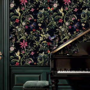 Peut inclure: Papier peint à fond sombre orné d'un motif floral coloré avec des oiseaux, des papillons et des fleurs. Un piano noir est visible, avec un banc vert et des boiseries vert foncé. Le motif floral comprend des éléments roses, jaunes et verts.