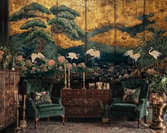 Pode incluir: Uma cena de design de interiores com um grande biombo ornamentado com uma pintura de paisagem de guindastes, árvores e nuvens. Duas poltronas de veludo verde com almofadas florais ladeiam uma cômoda de madeira escura. Castiçais dourados e um tapete estampado completam o cenário elegante.