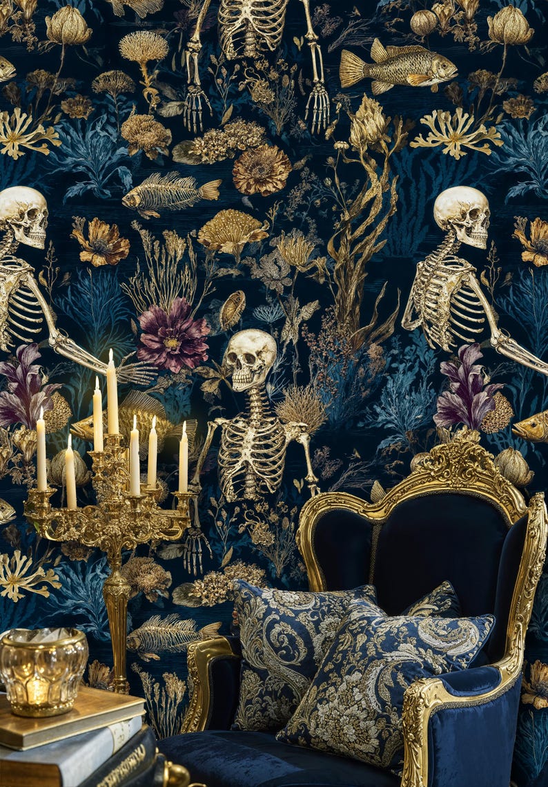 K&ouml;nnte beinhalten: Dunkelblaue Tapete mit goldenen Skeletten, Fischen und floralen Elementen. Ein goldener Kerzenleuchter mit brennenden Kerzen und ein blauer Samtstuhl mit goldenen Verzierungen im Vordergrund. Dekorative Kissen mit goldenen Mustern vervollst&auml;ndigen das Bild.