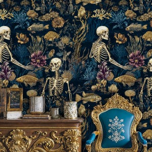 K&ouml;nnte beinhalten: Dunkelblaue Tapete mit einem sich wiederholenden Muster aus goldenen Skeletten, Fischen und floralen Elementen. Das Design umfasst lila und goldene Blumen sowie blaues und goldenes Laub. Ein goldener, verzierter Stuhl und ein Holzschrank befinden sich im Vordergrund.