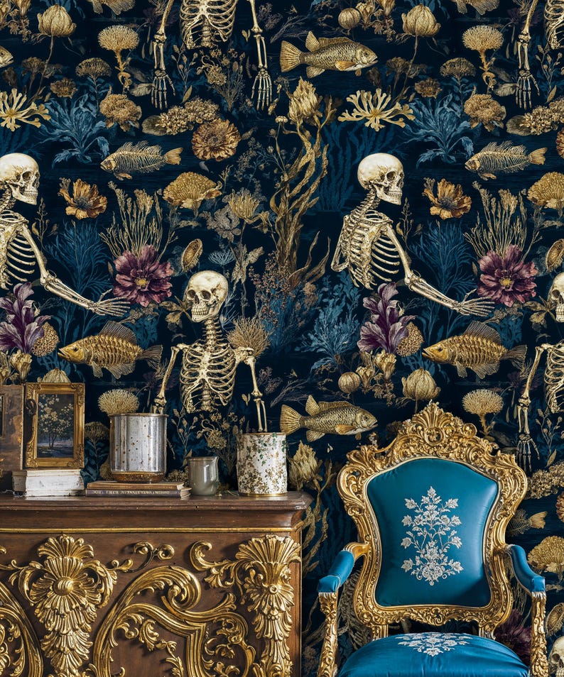 K&ouml;nnte beinhalten: Dunkelblaue Tapete mit einem sich wiederholenden Muster aus goldenen Skeletten, Fischen und floralen Elementen. Das Design umfasst lila und goldene Blumen sowie blaues und goldenes Laub. Ein goldener, verzierter Stuhl und ein Holzschrank befinden sich im Vordergrund.