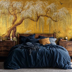 Peut inclure: Chambre avec une grande murale dorée ornée d'un saule pleureur. Le lit est recouvert d'une couette bleu marine et d'une tête de lit en bois. Deux tables de chevet en bois complètent la pièce.