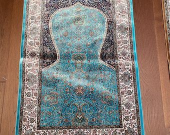 ターコイズシルクのイスラム教祈祷マット、柔らかいトルコ製ジャナマズ、花柄の高級小型エリアラグ