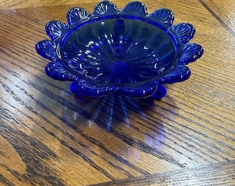 Ciotola con piedistallo in vetro pressato blu cobalto Mosser Glass, realizzata negli Stati Uniti.