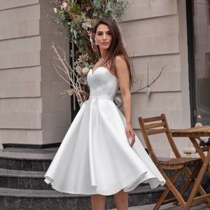 Vestido de novia midi con corsé: blanco lechoso, sin tirantes, largo hasta la rodilla
