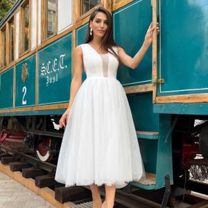 Robe de mariée midi en tulle | Robe de cérémonie civile à col en V | Longueur du thé corset