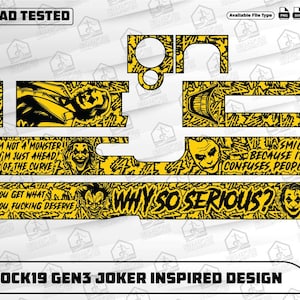 Könnte beinhalten: Ein gelb-schwarzes Joker-Design für eine Glock 19 Gen3. Das Design enthält Bilder des Jokers sowie Sätze wie "Why So Serious?" und "Ich bin kein Monster, ich bin nur der Zeit voraus."