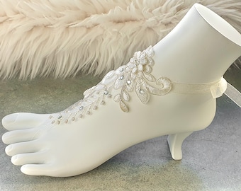 Sandales aux pieds nus en dentelle bohème, bijoux de pied de mariage de plage, chaussures de mariée bohème en blanc et argent ou beige et bleu, chaussures sans pieds