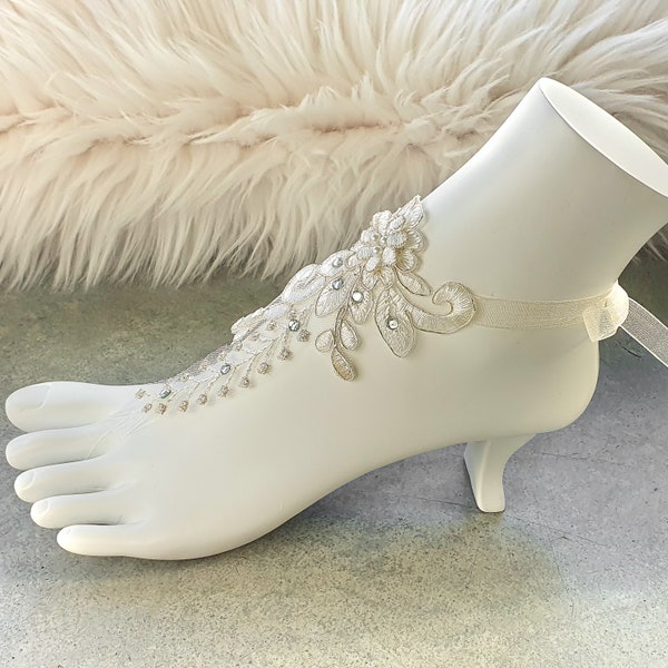 Sandales aux pieds nus en dentelle bohème, bijoux de pied de mariage de plage, chaussures de mariée bohème en blanc et argent ou beige et bleu, chaussures sans pieds