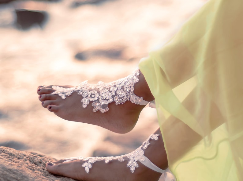 Barfotasandaler för brud, Fotsmycken för strandbröllop, Boho bröllopsskor i spets, Accessoarer för indisk sommar, Fotsandaler, Fotkuddar för hög tid bild 3