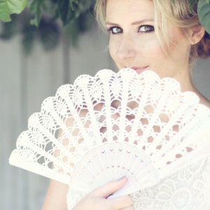 Abanico de encaje - Abanico de mano color marfil - Abanico Hans de España - Alternativa al ramo de novia - Regalo para ella por menos de 50 - Abanico de mano plegable - Boda española