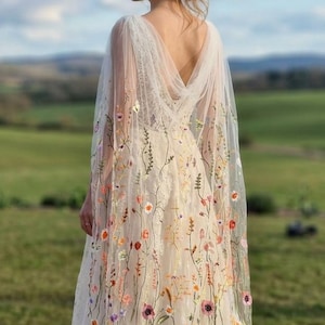 Brautcape mit Wildblumenmuster, Schulterschleier mit Blumenmuster, Boho-Blumen-Tüll-Drapierung, Brautschleier-Cape, von der Natur inspirierter, transparenter Überwurf