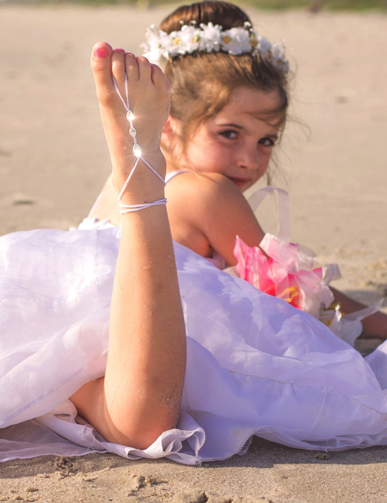 Piede Gioielli Sandali a piedi nudi Crystal Flower Girl Boho Scarpe da sposa Sandali senza piedi da sposa da spiaggia Flower Girl Gift Sandles immagine 2