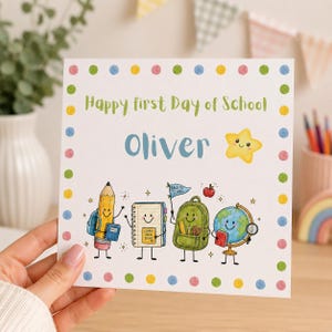 Może przedstawiać: Kwadratowa kartka okolicznościowa z białym tłem i kolorową obwódką w kropki. Tekst brzmi Happy first Day of School oraz imię Oliver na niebiesko. Poniżej znajdują się ilustracje ołówka, notatnika, plecaka i globusa z buźkami.