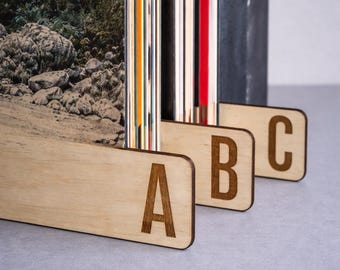 Separadores de madera para discos de vinilo con pestañas largas / Organizador de LP con separadores A-Z / Almacenamiento de discos alfabético / Organizador de vinilos grabado con láser
