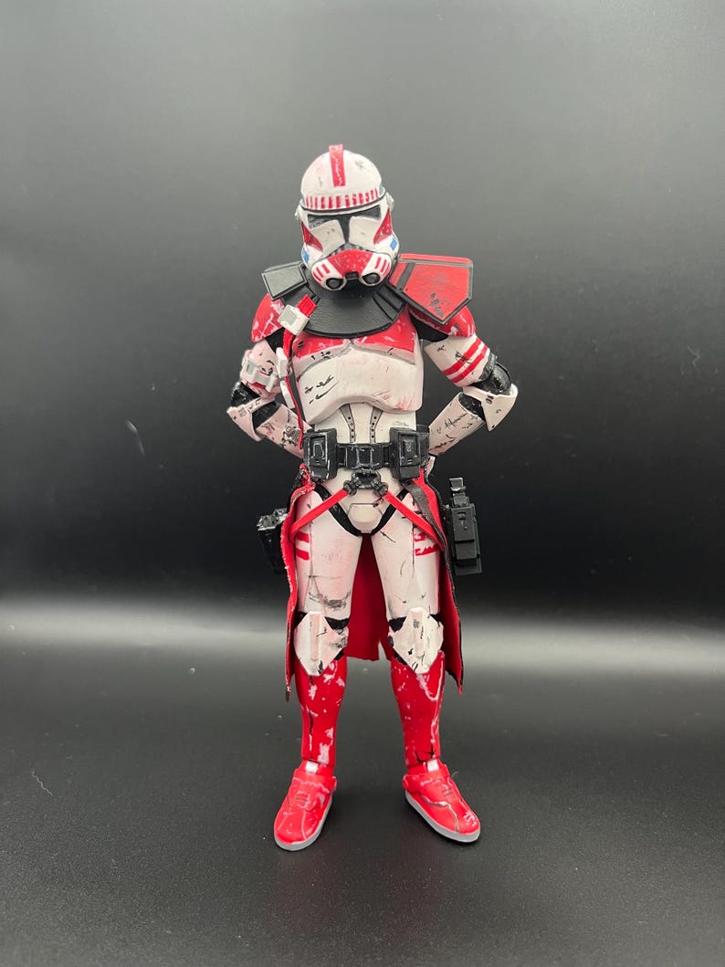Pu&ograve; includere: Figura d'azione dettagliata di un clone trooper di Star Wars. La figura &egrave; prevalentemente bianca con dettagli rossi sul casco, sulle spalle e sulle gambe. Presenta cinture nere e un mantello rosso, con una fondina.