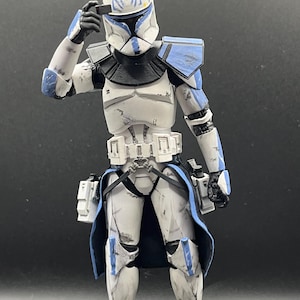 Pu&ograve; includere: Action figure dettagliata di un clone trooper di Star Wars in armatura bianca e blu. La figura tiene un piccolo dispositivo sul suo elmetto. L'armatura presenta dettagli di danni da battaglia. La figura ha una tuta interna nera e una cintura multiuso.