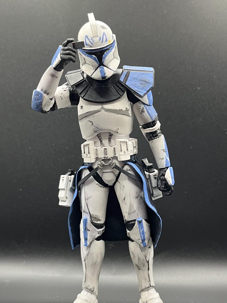 Pu&ograve; includere: Action figure dettagliata di un clone trooper di Star Wars in armatura bianca e blu. La figura tiene un piccolo dispositivo sul suo elmetto. L'armatura presenta dettagli di danni da battaglia. La figura ha una tuta interna nera e una cintura multiuso.