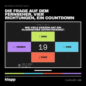 Pode incluir: Uma tela de quiz digital com fundo preto contendo o texto WEIHNACHTSFEIER-QUIZ e DIE FRAGE AUF DEM FERNSEHER, VIER RICHTUNGEN, EIN COUNTDOWN. Uma pergunta central sobre velas de coroa do advento com quatro caixas de resposta coloridas.