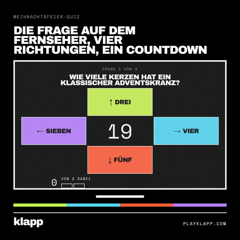 Pode incluir: Uma tela de quiz digital com fundo preto contendo o texto WEIHNACHTSFEIER-QUIZ e DIE FRAGE AUF DEM FERNSEHER, VIER RICHTUNGEN, EIN COUNTDOWN. Uma pergunta central sobre velas de coroa do advento com quatro caixas de resposta coloridas.
