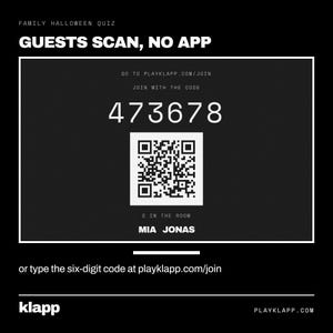 Puede incluir: Un letrero digital negro para un Family Halloween Quiz con el texto GUESTS SCAN, NO APP. Muestra la URL playklapp.com/join, el c&oacute;digo 473678, un c&oacute;digo QR, el texto 2 IN THE ROOM, MIA JONAS y la marca klapp en la parte inferior.