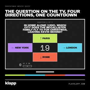 Pode incluir: Uma tela de quiz digital sobre filmes de Natal com o texto THE QUESTION ON THE TV, FOUR DIRECTIONS, ONE COUNTDOWN. Uma pergunta sobre Esqueceram de Mim (1990) &eacute; exibida acima de quatro caixas de resposta coloridas: Paris, Nova York, Londres e Roma.