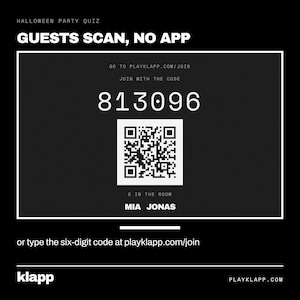 Op de afbeelding: Een zwart digitaal bord voor een Halloween-feestquiz met de tekst GUESTS SCAN, NO APP, de URL playklapp.com/join, de code 813096, een QR-code, de tekst 2 IN THE ROOM, de namen MIA JONAS en de merknaam klapp onderaan.