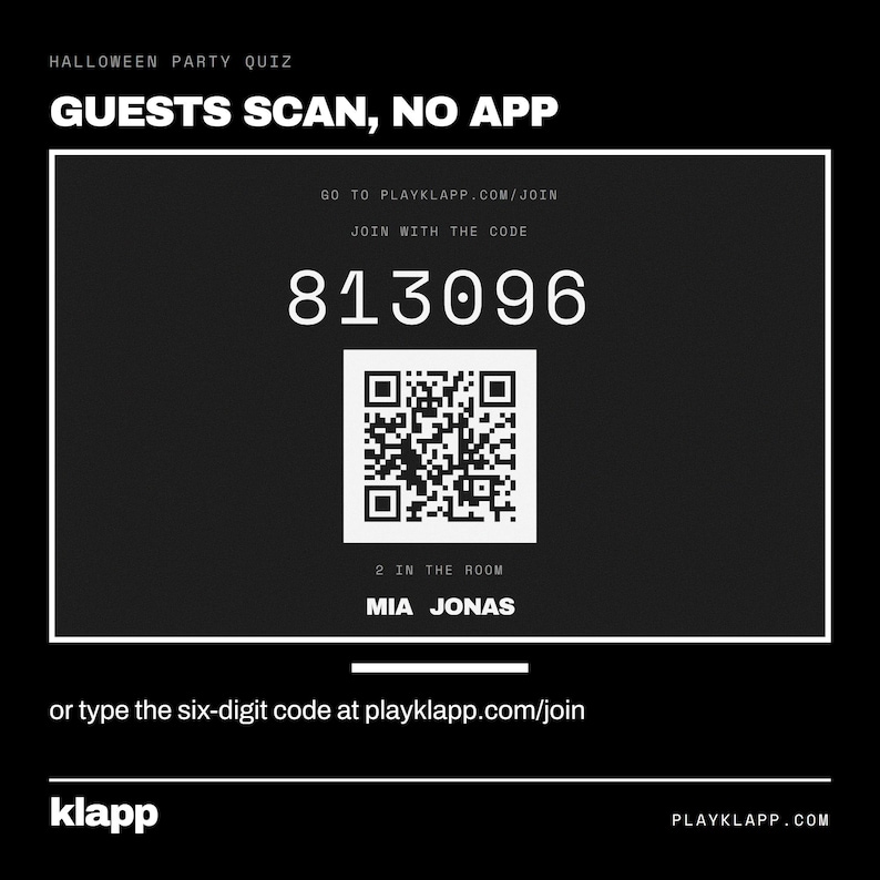 Op de afbeelding: Een zwart digitaal bord voor een Halloween-feestquiz met de tekst GUESTS SCAN, NO APP, de URL playklapp.com/join, de code 813096, een QR-code, de tekst 2 IN THE ROOM, de namen MIA JONAS en de merknaam klapp onderaan.
