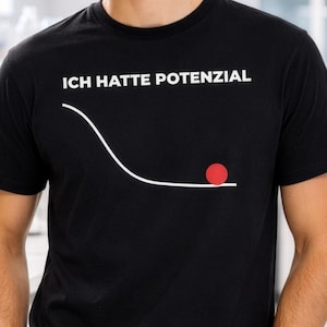 Puede incluir: Una camiseta negra de manga corta con el texto blanco ICH HATTE POTENZIAL sobre un gráfico de línea blanca descendente que termina en una línea horizontal plana con un círculo rojo sólido posicionado al final de la línea a la derecha.