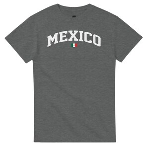 Puede incluir: Un conjunto de tres jarrones de cer&aacute;mica de diferentes alturas. Los jarrones tienen un acabado mate en tonos crema, beige y marr&oacute;n. El jarr&oacute;n m&aacute;s alto mide aproximadamente 25 cm.