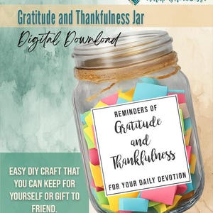 Puede incluir: Gráfico de descarga digital para un "Gratitude and Thankfulness Jar". La imagen muestra un tarro transparente lleno de notas de papel de colores. El texto en el tarro dice "Reminders of Gratitude and Thankfulness for your daily devotion."