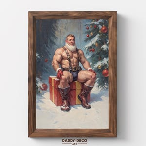 Könnte beinhalten: Ein gerahmter Druck, der einen muskulösen Weihnachtsmann mit weißem Bart, Hosenträgern und Stiefeln zeigt, der auf einem verpackten Geschenk sitzt. Der Hintergrund zeigt einen verschneiten Wald und einen geschmückten Weihnachtsbaum. Der Druck stammt von DADDY-DECO ART.