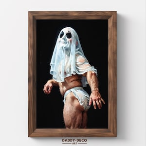 Puede incluir: Obra de arte enmarcada que representa una figura con un disfraz de fantasma blanco con una máscara de calavera. La figura posa sobre un fondo negro. La obra está firmada "DADDY-DECO ART" en la parte inferior.